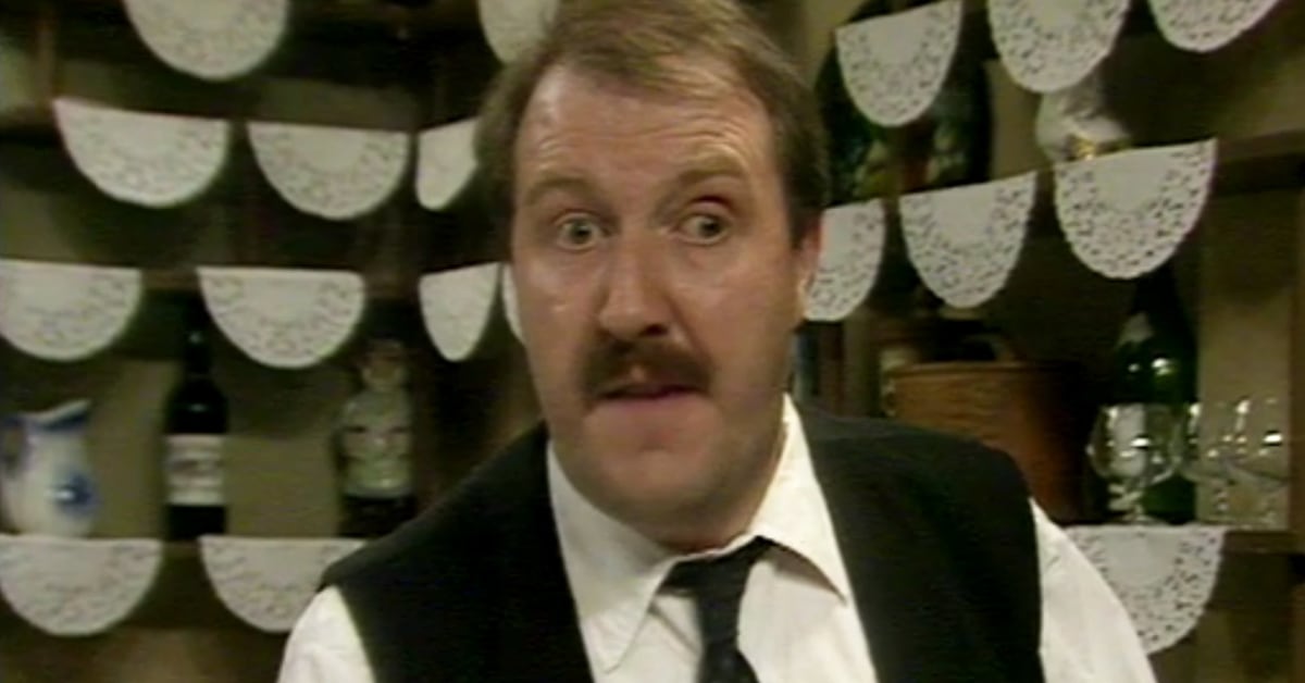 Watch Allo Allo! Series 1 Episode 3 Online